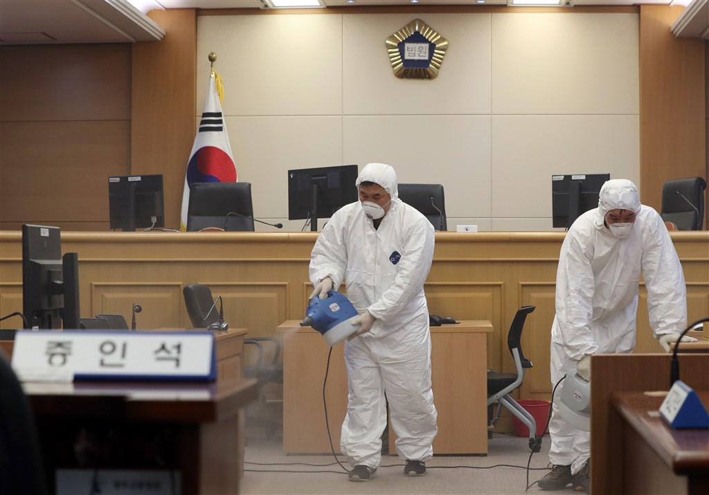韓國全州一名武漢肺炎疾病防疫公務員27日凌晨被發現在家中死亡。圖為防疫人員(非當事人)在光州法院進行消毒。(韓聯社提供)