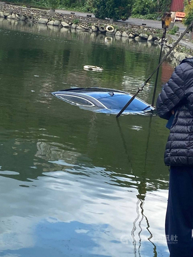 新北市淡水區小坪頂一處釣魚池日前有價值約新台幣550萬元的賓利轎車衝入,27日再有價值逾500萬元的BMW 750轎車滅頂。(翻攝畫面)中央社記者王鴻國傳真 109年2月27日