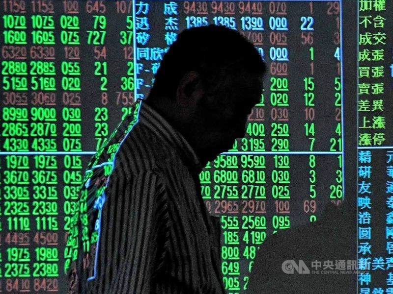 外資連續9個交易日賣超的權值電子股台積電27日開高走低,盤中跌0.31%,來到317.5元。(中央社檔案照片)