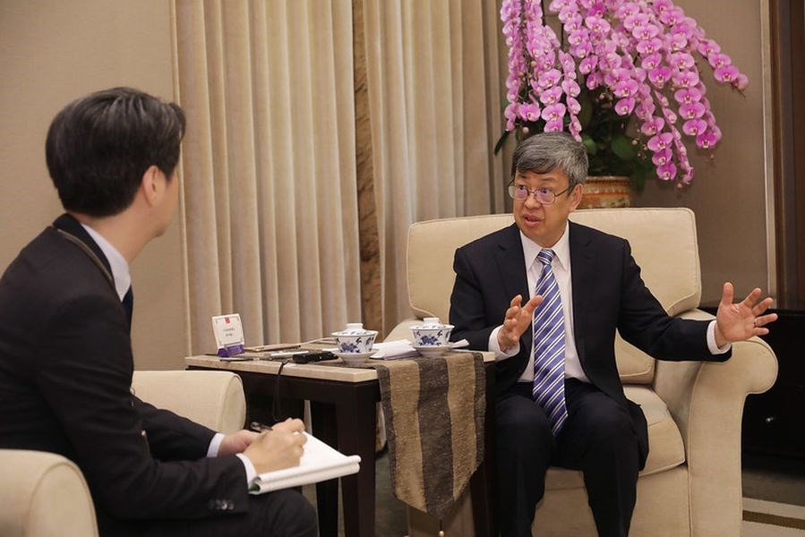 副總統陳建仁(右)26日接受「日本產業經濟新聞社」專訪,針對近期台灣處理武漢肺炎疫情的經驗、台灣參與世界衛生組織及對於國際防疫措施提出看法。(圖取自總統府網頁president.gov.tw)