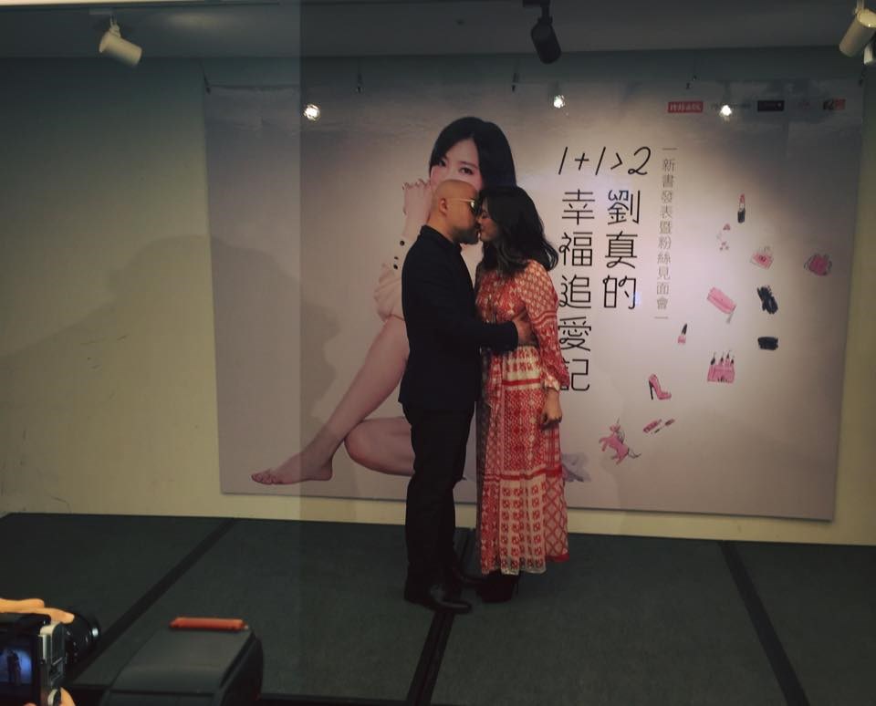 劉真(右)日前傳出因進行心臟主動脈瓣膜狹窄手術,過程中發生意外。圖為2017年辛龍(左)出席劉真新書發表會。 (圖取自facebook.com/shinlungoffcial)