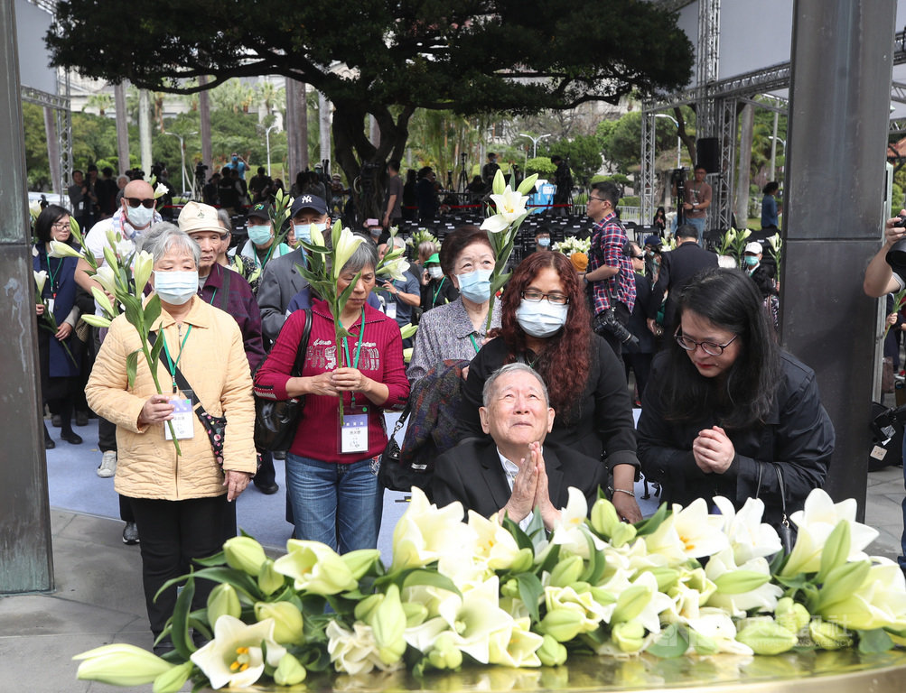「二二八事件73週年中樞紀念儀式」28日在台北市二二八和平紀念公園舉行,受難者家屬等與會人士在紀念碑前獻花追思。中央社記者張新偉攝 109年2月28日