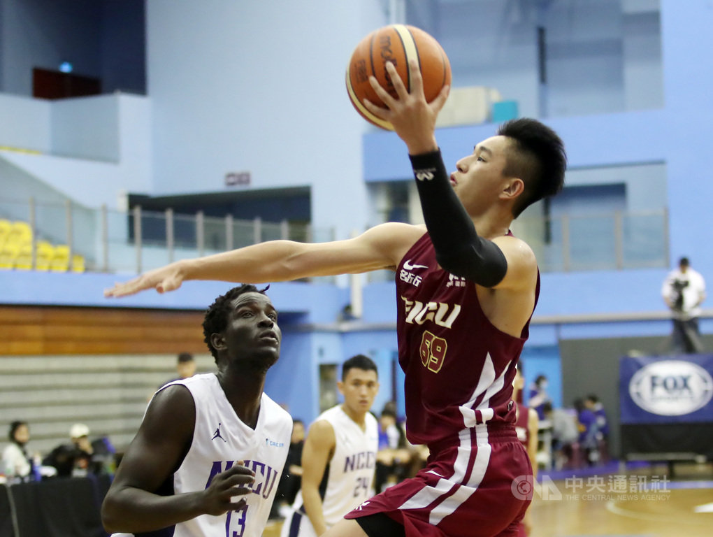 大專籃球聯賽(UBA)持續開打,輔仁大學28日8強賽對上政治大學,輔仁盧峻翔(前右)搶下全場最高的36分,率隊以91比86擊敗政大。中央社記者張新偉攝 109年2月28日