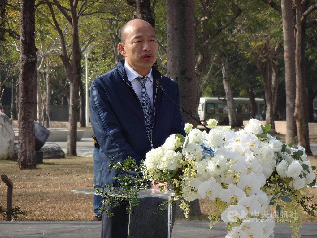 高雄市長韓國瑜28日出席二二八紀念追思會時表示,希望遠離傷痛,記取教訓,讓社會更充滿「愛與包容」和敦厚的人性。中央社記者陳朝福攝 109年2月28日