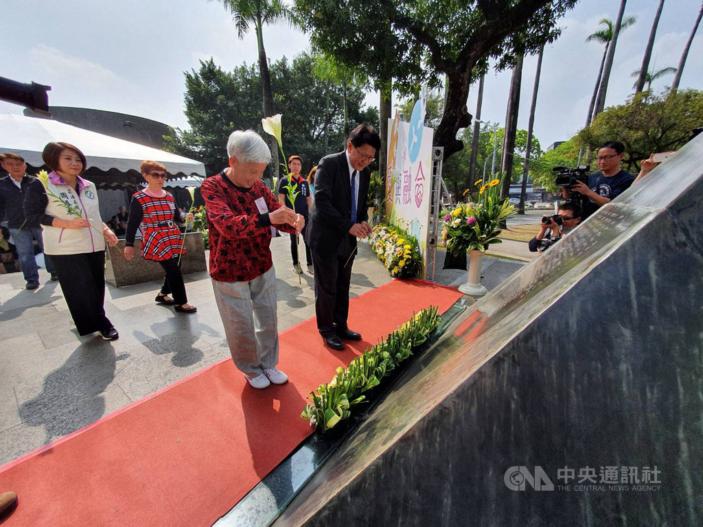 屏東縣政府28日舉行二二八紀念音樂會,縣長潘孟安(中右)與受難者家屬代表張林淑汝(中左)在紀念碑前向受難者獻花。中央社記者郭芷瑄攝 109年2月28日