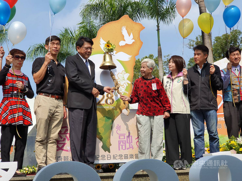屏東縣政府28日舉行二二八紀念音樂會,縣長潘孟安(左3)與受難者家屬代表張林淑汝(右4)一起敲和平鐘。中央社記者郭芷瑄攝 109年2月28日