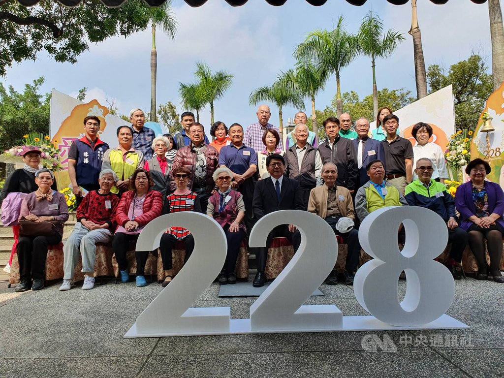 屏東縣政府28日舉行二二八紀念音樂會,受武漢肺炎疫情影響,今年活動縮短時間舉行,縣長潘孟安(前排右5)到場,與受難者家屬合影。中央社記者郭芷瑄攝 109年2月28日