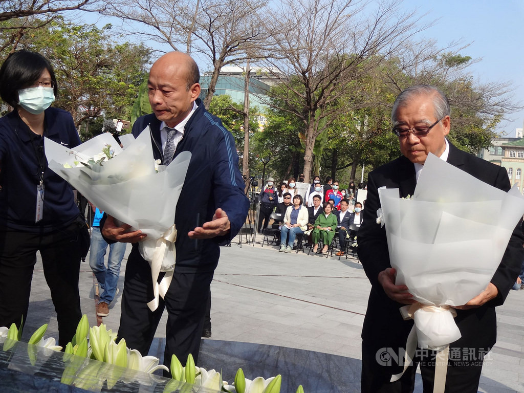 高雄市長韓國瑜(左2)28日出席二二八追思紀念會,並與高雄市二二八關懷協會理事長王文宏(右)在紀念碑前獻花致意。中央社記者陳朝福攝 109年2月28日