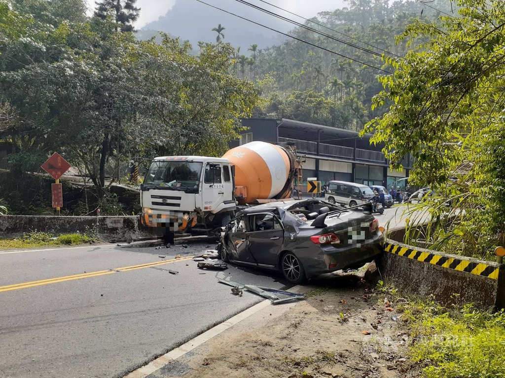 台18線阿里山公路42k發生混凝土車與自小客車車禍,由於逢連續假期和賞花季,車禍一度造成車潮回堵。(嘉義縣消防局提供) 中央社記者姜宜菁傳真 109年2月28日