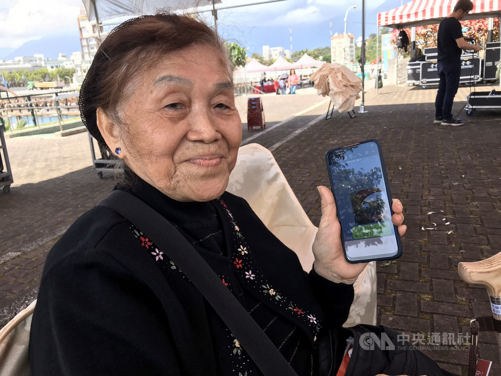 今年92歲的張碧霞是二二八事件受難者家屬,先生過世後,她仍舊年年參加追思會,近年學會用智慧型手機向日本友人介紹追思活動,用分享釋懷傷痛。中央社記者張祈攝 109年2月28日