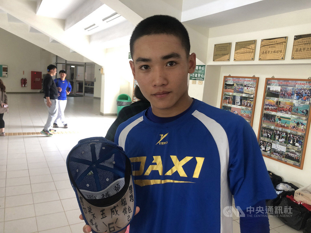 108學年度高中棒球聯賽(木棒組)28日持續展開,大溪高中高二打者鍾玉成在本屆賽事的打擊率高達5成56,他也將進職棒目標寫在帽子上。中央社記者謝靜雯攝 109年2月28日
