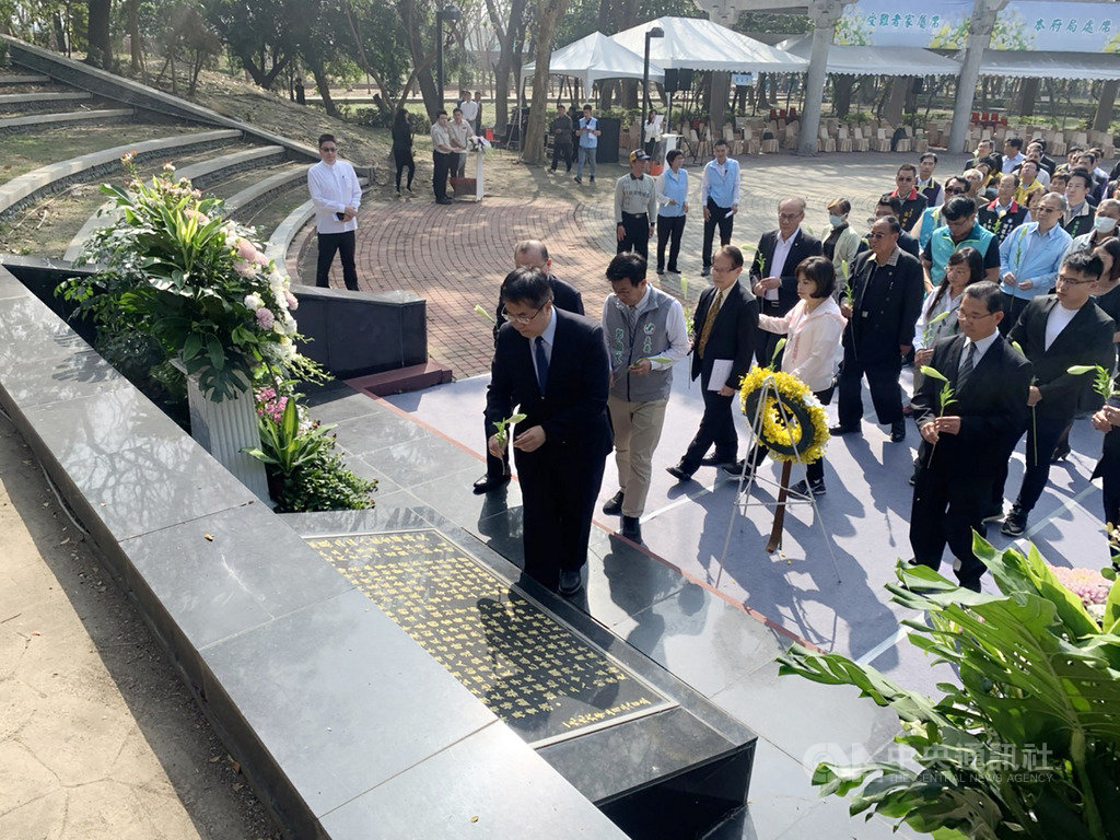 適逢二二八事件73週年,台南市政府28日在新營區二二八紀念公園舉辦追思會,眾人在紀念碑前默禱及獻花。中央社記者張榮祥台南攝 109年2月28日