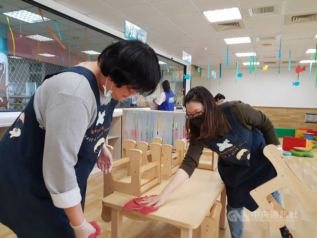 武漢肺炎疫情嚴峻,全台確診個案累積達34例,台中市親子館為降低疫情擴散風險,宣布將暫時閉館至4月6日。圖為親子館工作人員加強館內消毒。(台中市社會局提供) 中央社記者趙麗妍傳真 109年2月28日