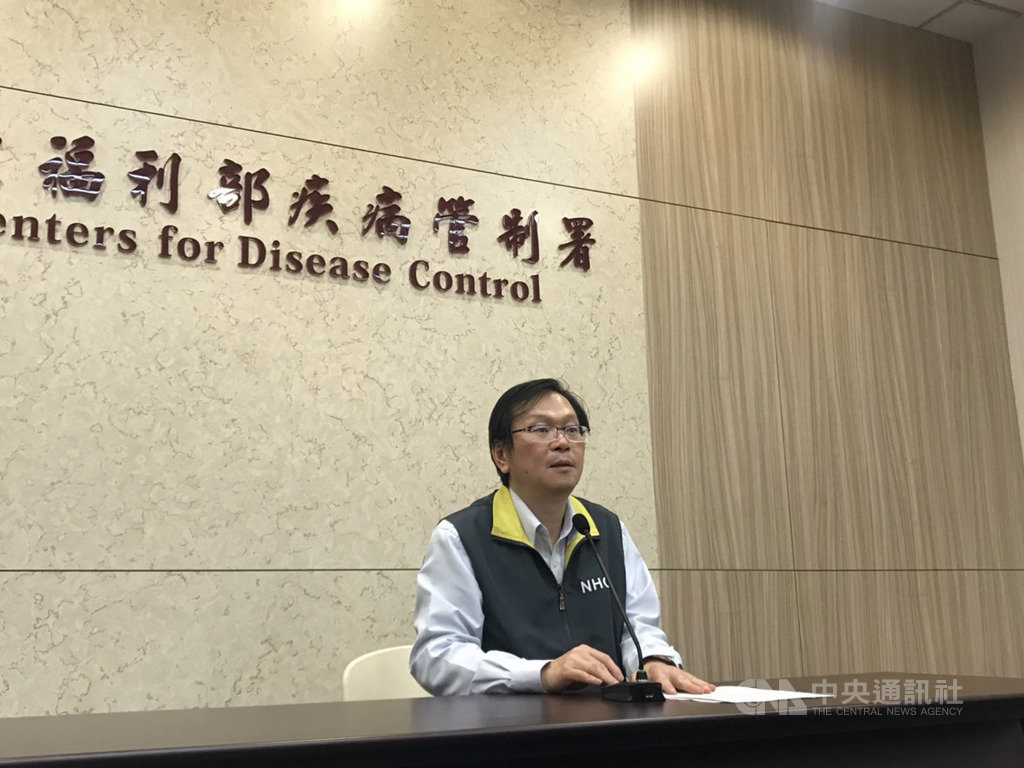 網路流傳一則「武漢肺炎高危險群自評表」,可輕鬆測出染病風險。中央流行疫情指揮中心監測應變官莊人祥28日晚間闢謠表示,該表格目的是在疫情出現社區傳播時,用來辨別是流感還是武漢肺炎,並非民眾自我篩檢依據。中央社記者張茗喧攝 109年2月28日