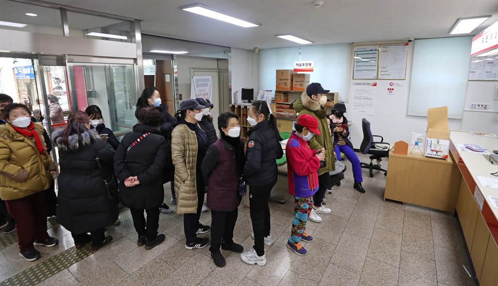 韓國截至28日下午4時確診病例累計2337例,單日新增571例。圖為韓國民眾排隊購買口罩。(韓聯社提供)