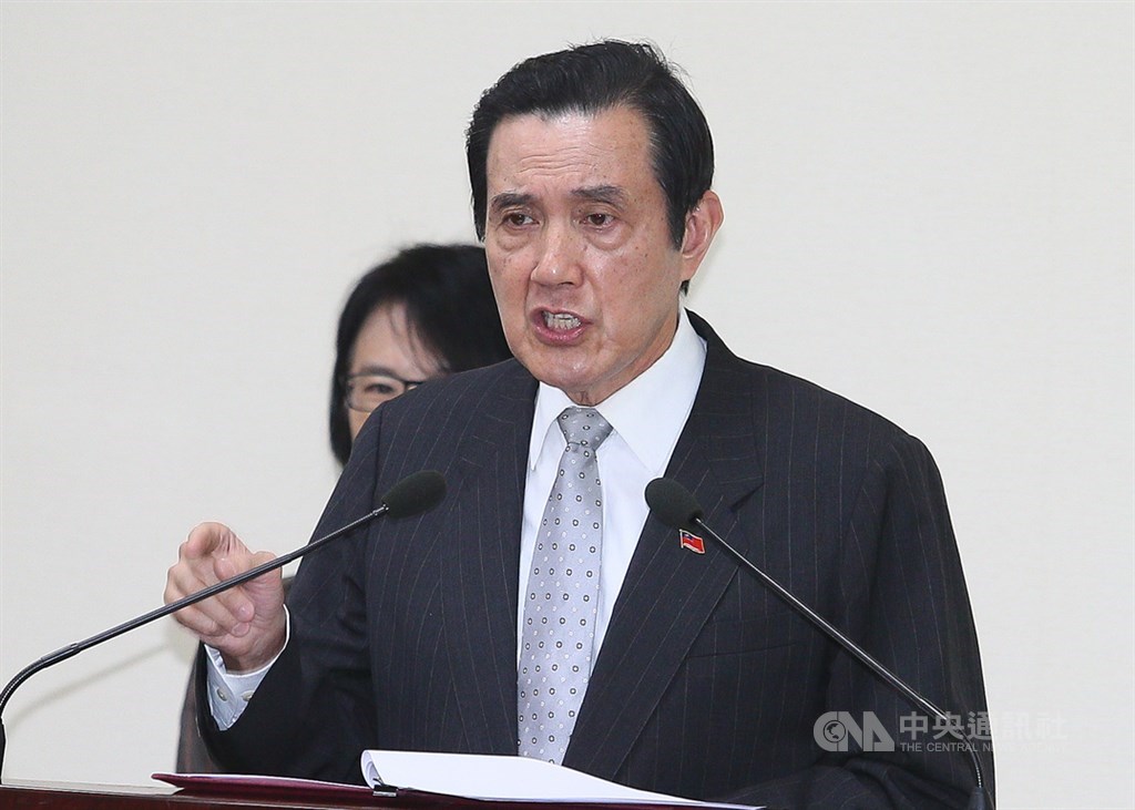 武漢肺炎疫情蔓延,第2批包機返台時間遲遲未定,前總統馬英九(前)28日呼籲雙方各退一步,不要爭執政治,趕快達成共識。(中央社檔案照片)