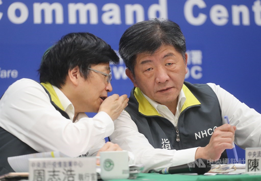 中央流行疫情指揮中心28日表示,國內確診34名武漢肺炎病患中,27日又有3人出院,累計已經有9人康復。指揮中心指揮官陳時中(右)與執行官周志浩(左)席間交換意見。中央社記者裴禛攝 109年2月28日
