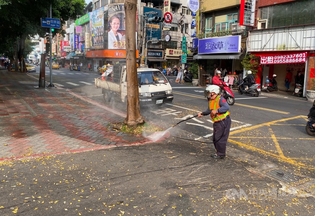 第32例武漢肺炎確診外籍看護的行動軌跡圖27日公布,活動範圍包含台鐵樹林火車站等多處,新北市樹林區公所清潔隊28日下午盼元前往車站周邊,加強消毒。(樹林區公所提供)中央社記者黃旭昇新北市傳真 109年2月28日