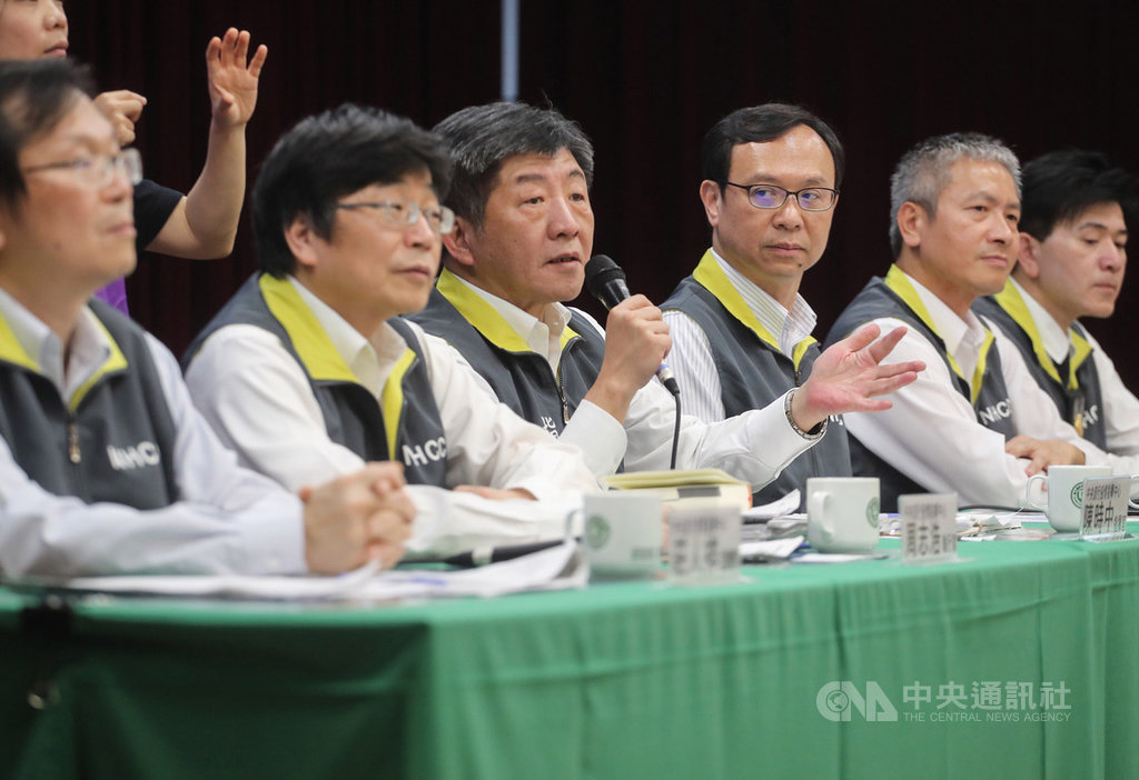 北部老翁日前確診武漢肺炎釀群聚事件,中央流行疫情指揮中心指揮官、衛福部長陳時中(左3)28日表示,老翁接觸者當中有182人接受採檢,僅剩7人檢驗結果尚未出爐,將決定該群聚事件是否擴大。中央社記者裴禛攝 109年2月28日