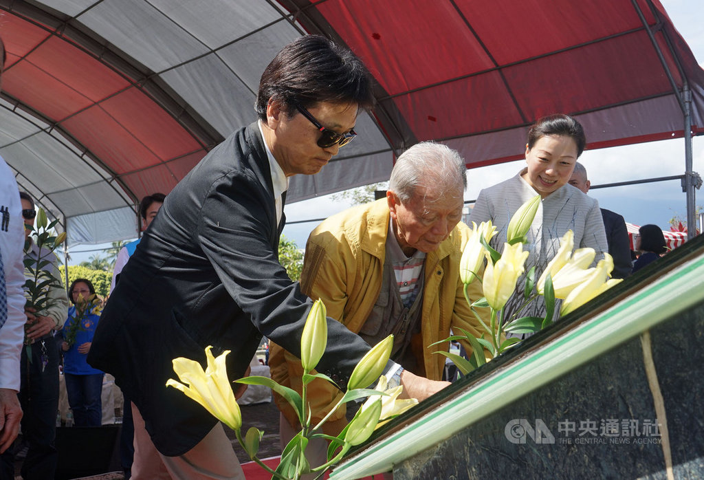 花蓮縣二二八關懷協會28日舉行二二八紀念儀式暨追思音樂會,95歲的廖丙盛(前中)是今年唯一出席的受難者,由兒子與縣長徐榛蔚(前右)陪同獻花。中央社記者張祈攝 109年2月28日