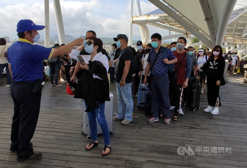 二二八連假首日,大批旅客28日湧入台東地區,其中近2000名旅客選擇前往綠島、蘭嶼度假,由於武漢肺炎仍未退燒,台東縣政府也不忘在登船處為民眾量體溫把關。中央社記者盧太城台東攝 109年2月28日