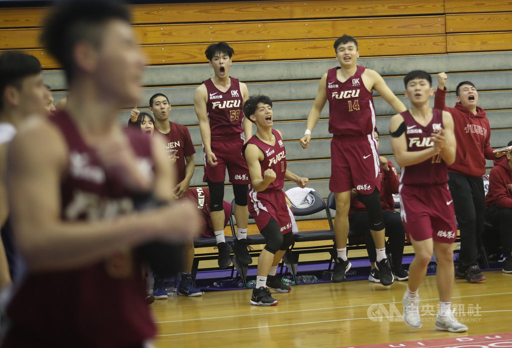108學年度大專籃球聯賽(UBA)8強賽持續進行,輔仁大學(圖)28日在台北體育館以91比86擊敗政治大學,晉級4強機會濃厚,場邊隊友難掩亢奮神情。中央社記者張新偉攝 109年2月28日