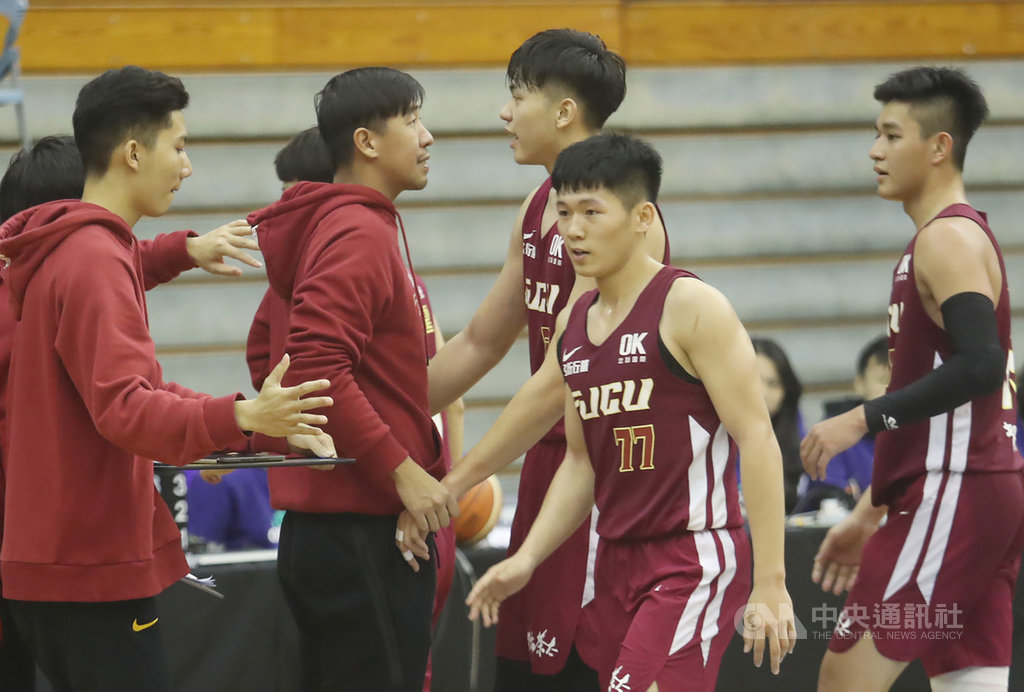 108學年度大專籃球聯賽(UBA)8強賽,28日在台北體育館進行輔仁大學與政治大學的賽事,終場由輔仁奪勝,十分有望挺進4強,輔大教練楊哲宜(左2)賽後形容:「現在有一隻腳已經踏進去。」中央社記者張新偉攝 109年2月28日
