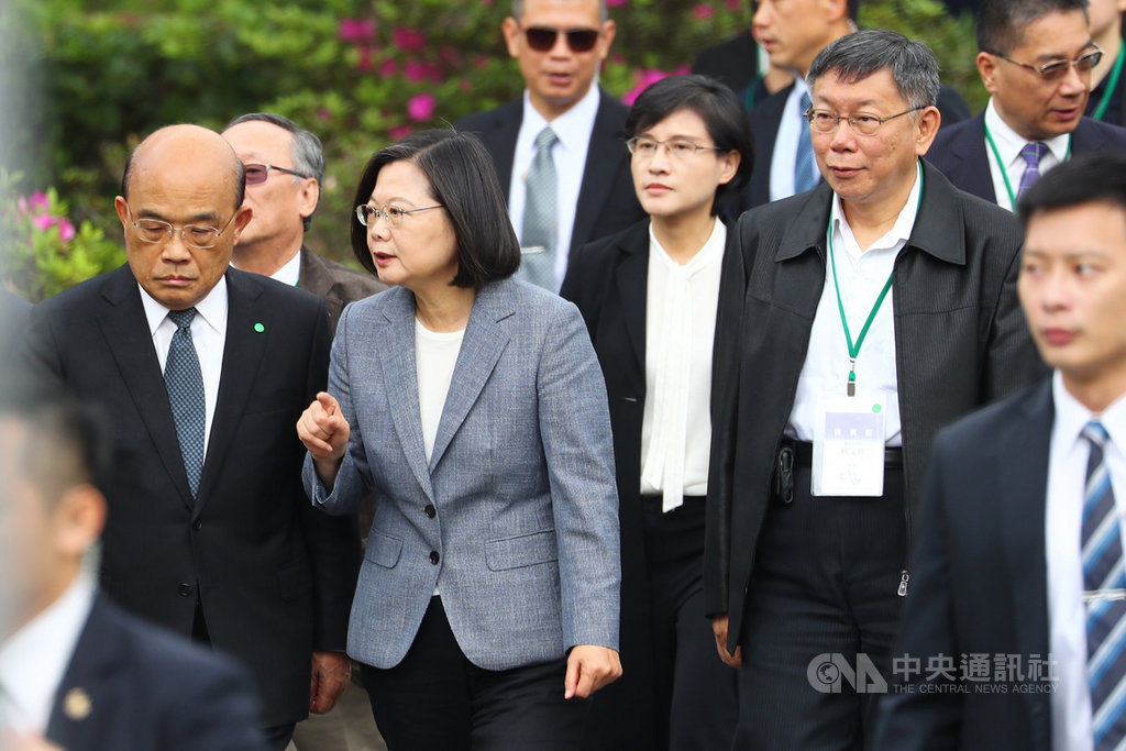 二二八事件73週年,總統蔡英文(前中)、行政院長蘇貞昌(前左)與台北市長柯文哲(前左3)28日上午前往二二八和平紀念公園,出席「二二八事件中樞紀念儀式」。中央社記者王騰毅攝 109年2月28日