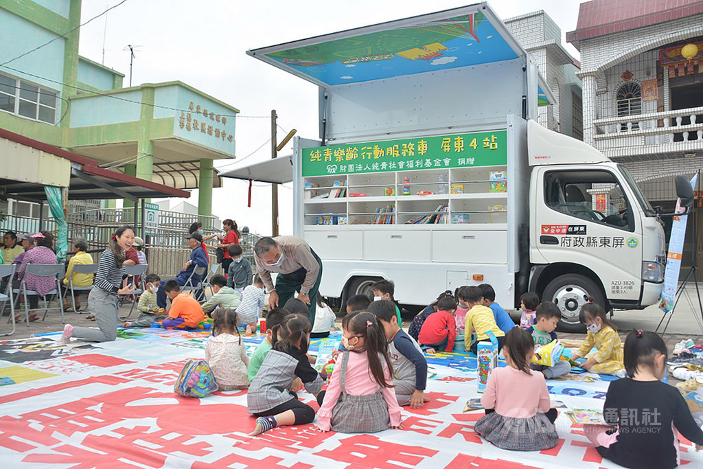 屏東縣政府將行動式據點「純青樂齡行動服務車」駛進琉球鄉,邀請當地長輩與兒童一起從事親子活動,盼透過行動式的關懷服務,讓琉球鄉熱鬧起來。(屏東縣政府提供)中央社記者郭芷瑄傳真 109年2月28日