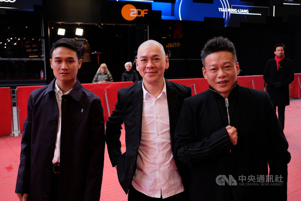 蔡明亮(中)率演員亞儂.弘尚希(左)和李康生出席「日子」柏林影展全球首映會。中央社記者林育立柏林攝 109年2月28日