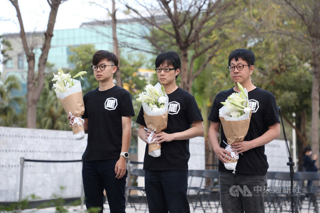罷韓提案法定領銜人陳冠榮(中)、Wecare高雄發起人尹立(右)與台灣基進新聞部副主任張博洋(左)28日一早前往二二八和平公園,追悼紀念民主先賢的犧牲奉獻。(Wecare高雄提供)中央社記者陳朝福傳真 109年2月28日