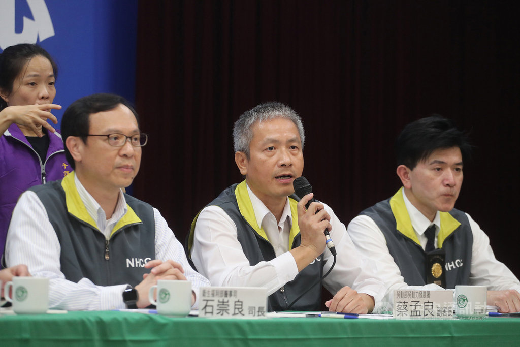 了防止非法看護成武漢肺炎疫情漏洞,勞動部勞動力發展署副署長蔡孟良(中)28日表示,最快下週起可以讓醫護在登記陪病者時,同步查詢外籍看護是否為非法外籍移工。中央社記者裴禛攝 109年2月28日