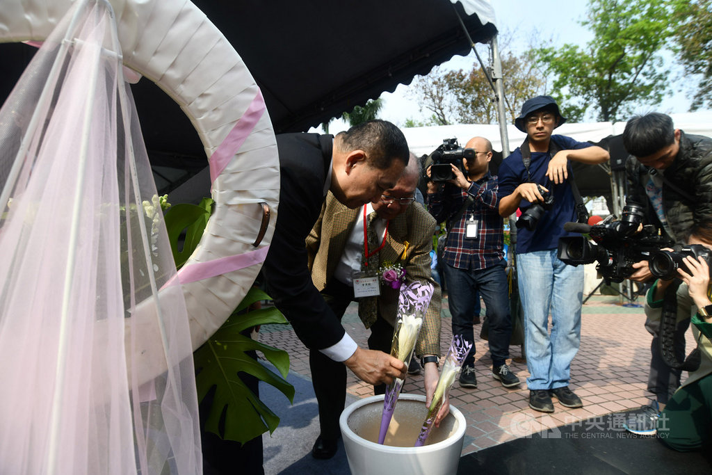 二二八事件今年屆滿73週年,新北市長侯友宜(前左)28日前往三重區二二八和平紀念公園參加紀念儀式,獻花致意。(新北市府新聞局提供)。中央社記者黃旭昇新北市傳真 109年2月28日