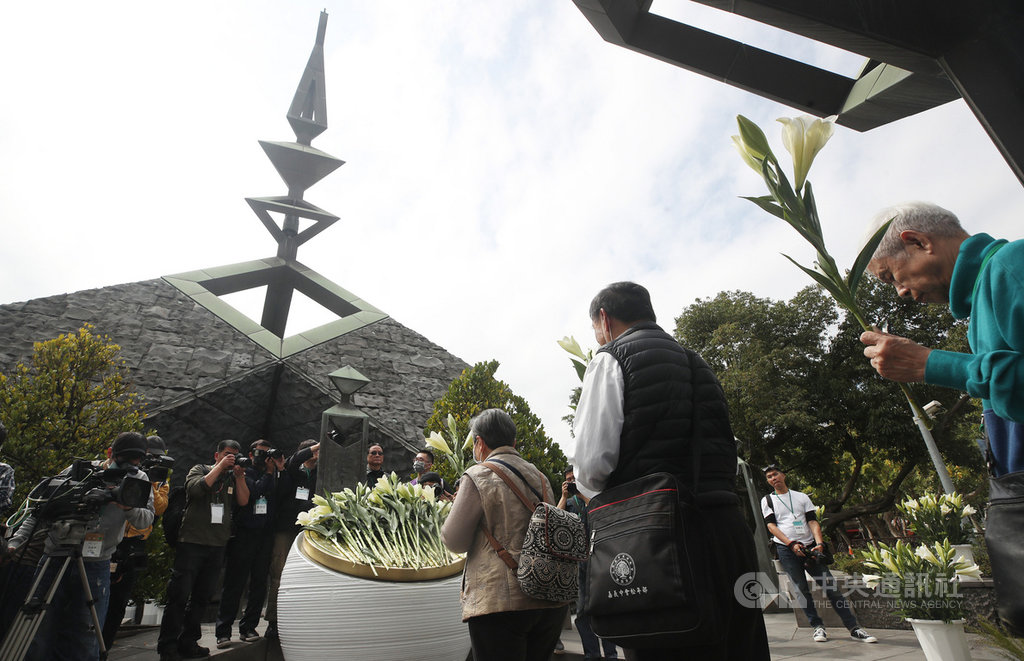 「二二八事件73週年中樞紀念儀式」28日在台北市二二八和平公園舉行,受難者家屬等與會人士一一獻花追念致意。中央社記者張新偉攝 109年2月28日