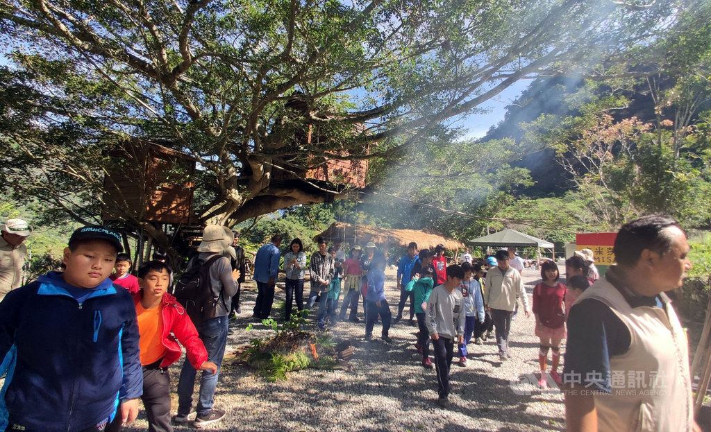 台東縣鹿野鄉永安國小師生28日走訪日治時期的上里警察官舍駐在所、現在的「卡米莎度樹屋園區」聆聽當年的故事,並學習施放狼煙。中央社記者盧太城台東攝 109年2月28日