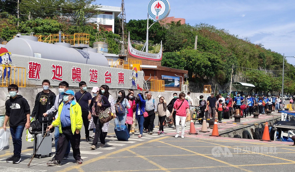 二二八連續假期登場,台東地區28日湧入不少度假人潮,前往綠島、蘭嶼的乘船處富岡漁港四處皆可見遊客身影。中央社記者盧太城台東攝 109年2月28日