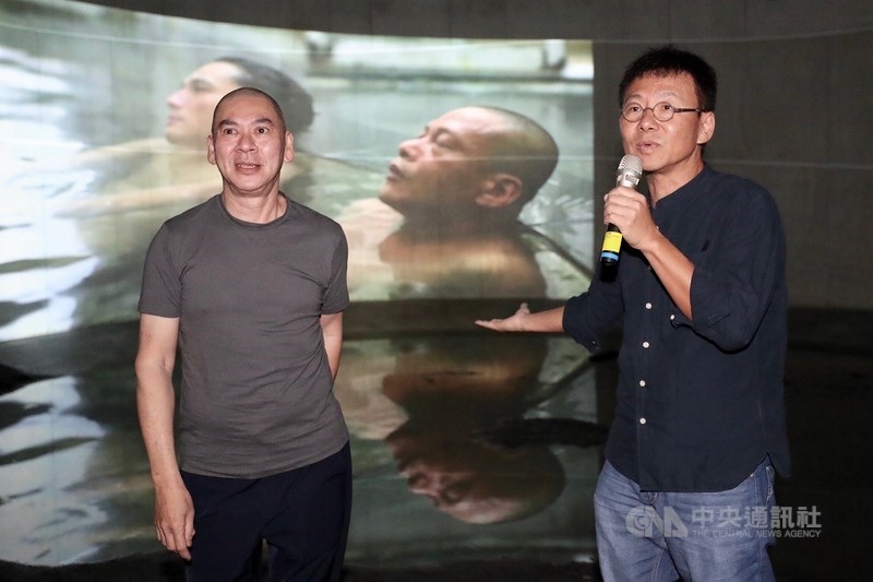 台灣建築師黃聲遠(右)及田中央工作群今年將代表台灣,進入威尼斯建築雙年展大會主場館參展,黃聲遠也邀請導演蔡明亮(左)為展覽拍攝影片。圖為2018年4月由黃聲遠設計的宜蘭壯圍沙丘旅遊服務園區開園,並邀蔡明亮舉行「行者.蔡明亮」展。(中央社檔案照片)