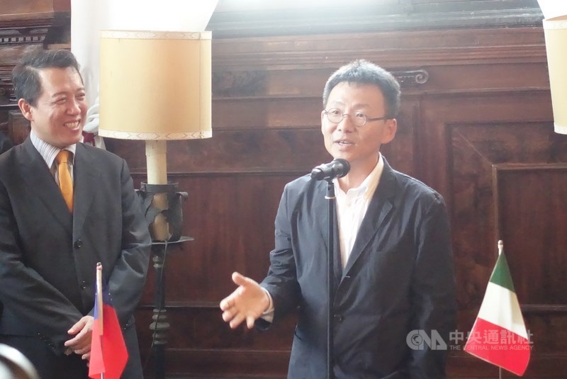 台灣建築師黃聲遠(右)及田中央工作群,繼2年前受邀在威尼斯建築雙年展台灣館展出後,今年受主辦單位邀請,將代表台灣進入威尼斯建築雙年展大會主場館展出。圖為2018年黃聲遠帶領田中央團隊參與威尼斯建築雙年展。(中央社檔案照片)
