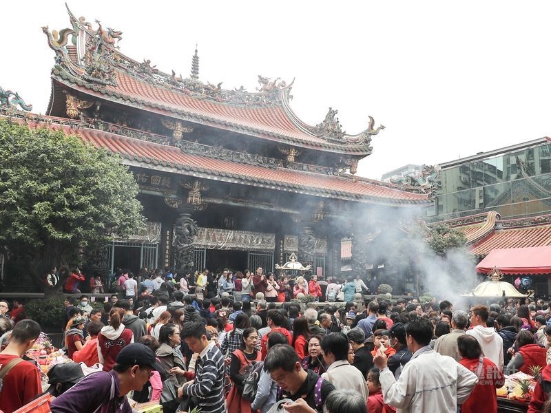 台北市龍山寺決議自3月13日起停止供香,也禁訪客自帶香枝。(中央社檔案照片)