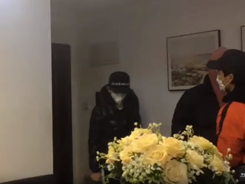 揭露疫區武漢實際情況的央視前主持人李澤華(橘衣者)近日傳出直播中疑似遭拘捕,行蹤不明。(圖取自YouTube網頁)