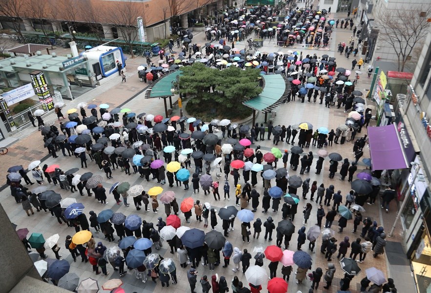 韓國總統文在寅抗疫不力,致贈中國口罩、對中國旅客開放邊界之舉更是飽受抨擊。圖為韓國民眾排隊購買口罩形成長長人龍。(韓聯社提供)