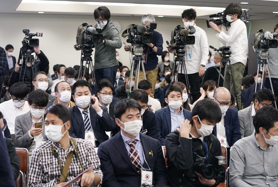 日本感染途徑無法追查的確診患者人數漸增,令外界益發焦慮。圖為日本奧運柔道選手發表記者會,在場記者全數戴上口罩。(共同社提供)
