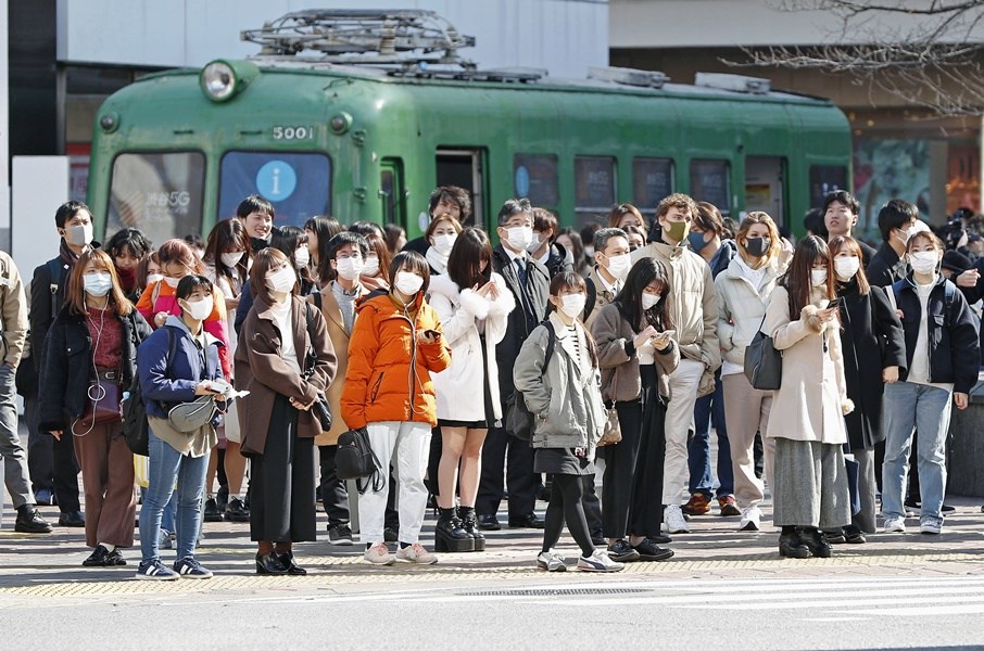 圖為東京澀谷街頭民眾戴口罩。(共同社提供)