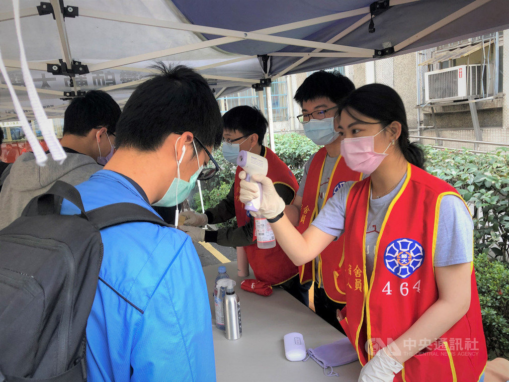 國立台灣師範大學29日迎接學生入住宿舍,為防範武漢肺炎疫情,校方在門口設置體溫監測站,為學生測量額溫。中央社記者陳至中台北攝 109年2月29日