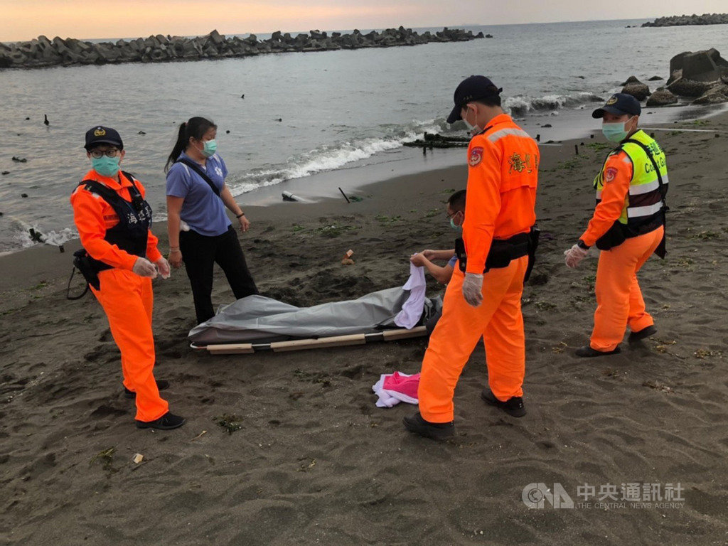 70歲沈姓老婦人28日被人發現陳屍高雄市林園區一處沙灘,警方29日表示,沈婦經檢警相驗是生前落海致死,初步排除他殺,將進一步追查死因。(海巡署南部分署第五岸巡隊提供)中央社記者程啟峰高雄傳真 109年2月29日