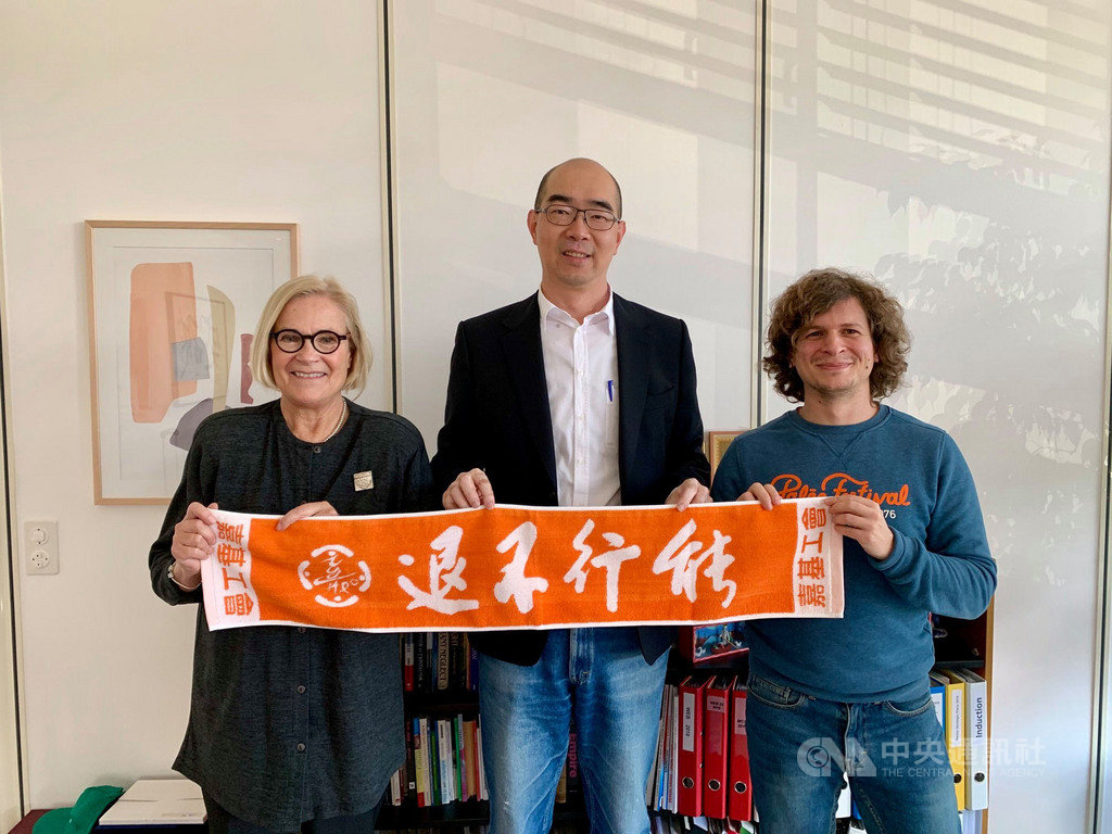 嘉基工會理事長趙麟宇(中)以國際聯合工會組織PSI(Public Service International)代表身分,參與今年2月初世界衛生組織執行委員會議,與其他國際工會成員合影。(趙麟宇提供)中央社記者蔡智明傳真 109年2月29日