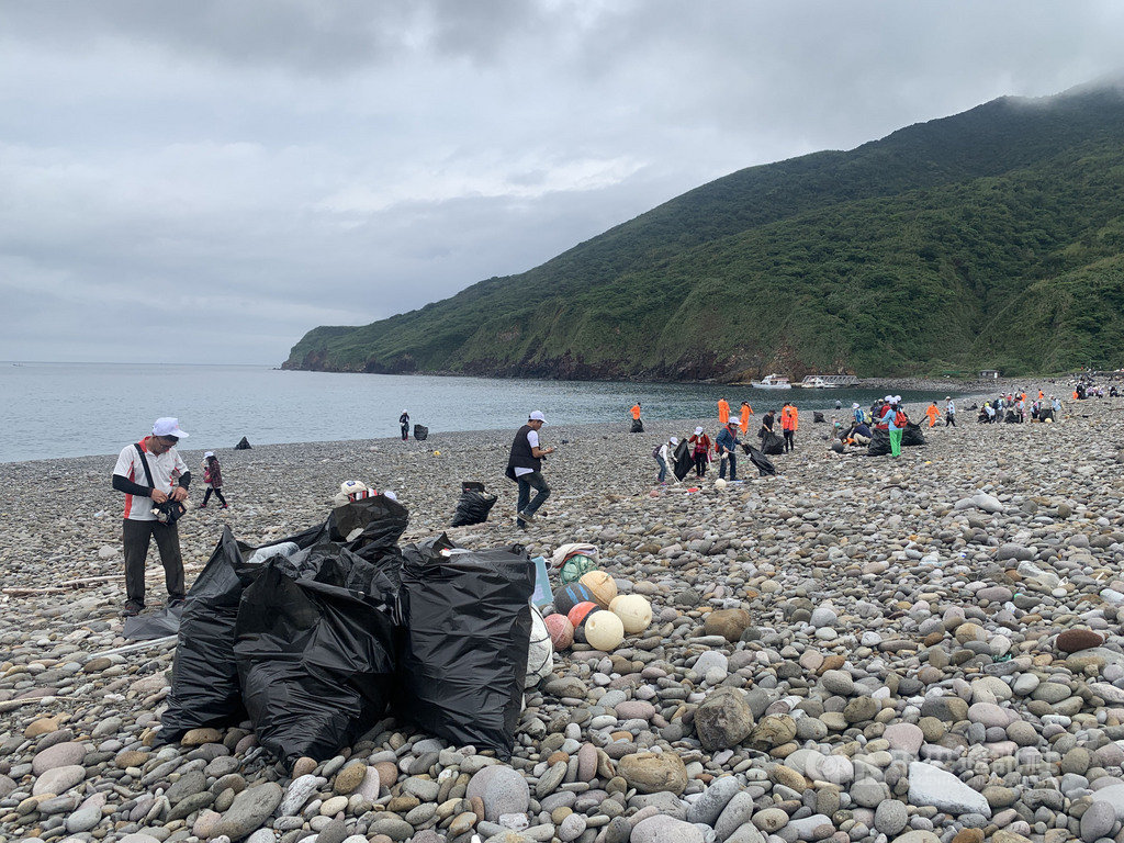 不受武漢肺炎疫情影響,龜山島3月1日起如期開放,為迎接今年度觀光潮,交通部觀光局東北角暨宜蘭海岸國家風景區管理處29日號召約450名志工,搭船登島淨灘。(東北角風管處提供)中央社記者沈如峰宜蘭縣傳真 109年2月29日