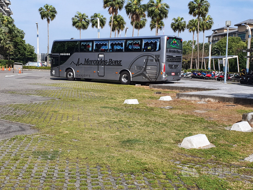 疫情升溫,國人海外觀光需求轉向國內旅遊市場,但因民眾傾向自駕遊,以避開團體密閉空間傳染機會,專營遊覽車包團的國旅業者吃不到,連假掉單9成。中央社記者江明晏攝 109年2月29日