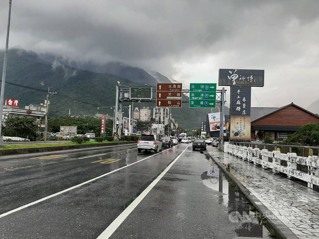 228連續假期進入第2天,蘇花路廊29日南北車流量維持順暢,下午天氣轉陰雨,近傍晚時分,北上車潮明顯增多。(新城警分局提供)中央社記者張祈花蓮傳真 109年2月29日