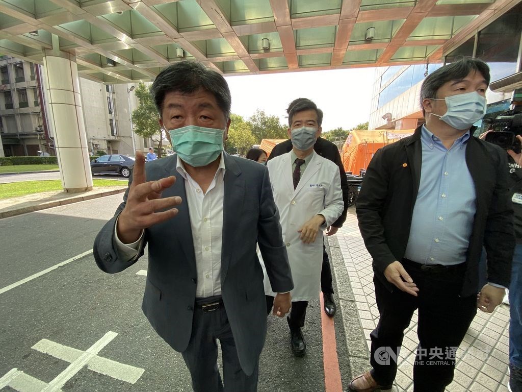 中央流行疫情指揮中心指揮官、衛生福利部長陳時中(左)29日視導衛福部桃園醫院武漢肺炎防疫提前部署準備情形,瞭解負壓隔離病房等流程。中央社記者邱俊欽桃園攝 109年2月29日